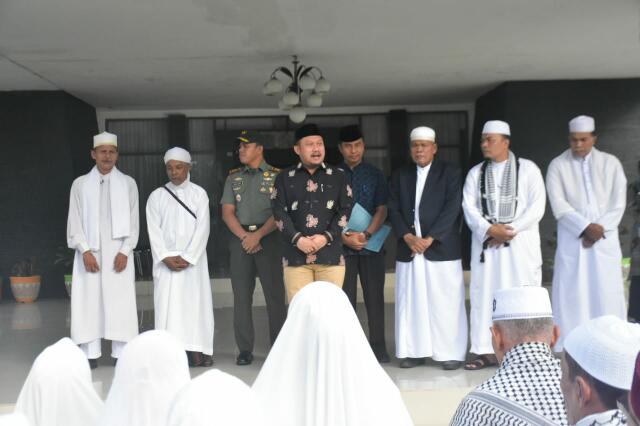 Bupati Kampar Lepas 120 orang Jema'ah Thoriqoh Naqsyabandiyah ke Langkat Sumut