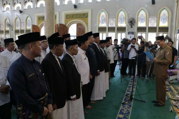 Wali Kota Kukuhkan Badan Pengelola dan Imam Masjid Paripurna
