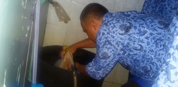 Waduh...Sudah Dua Bulan Ini, Air Sumur Warga Lalang Kabung  Pelalawan Bau Solar...