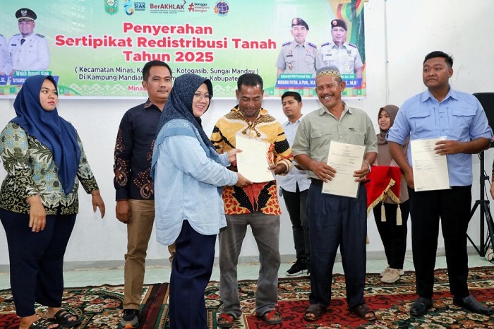 Bupati Siak Serahkan Sertifikat Hak Milik untuk 1050 Persil Lahan Masyarakat