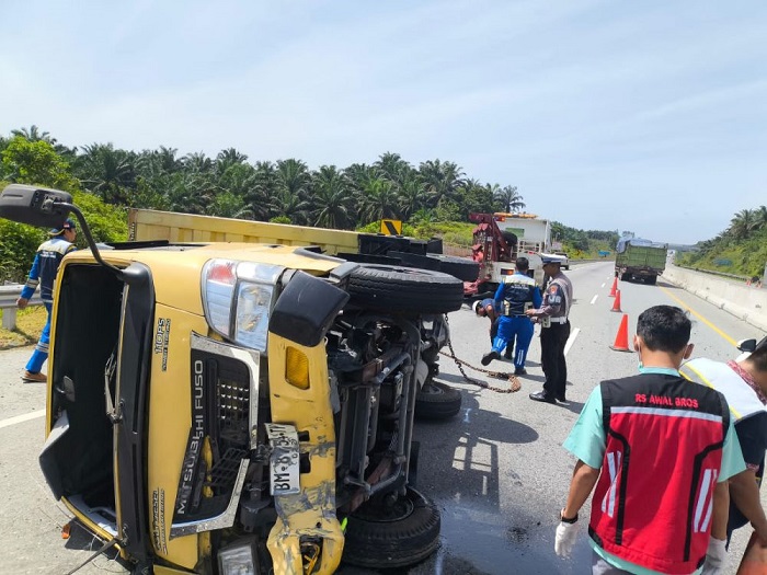 Pajero Sport Tabrak Truk Box Hingga Terguling di Tol Pekanbaru-Dumai
