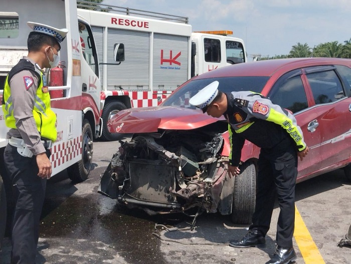 Minibus Tabrak Pembatas Jalan Tol Pekanbaru-Dumai