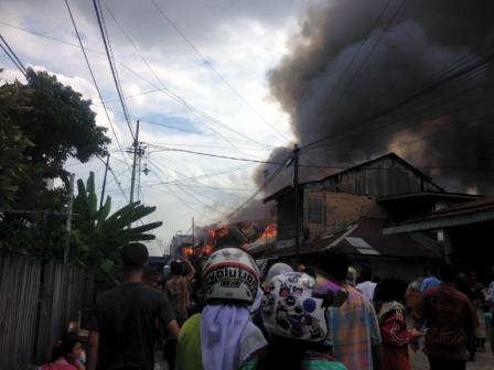 Baru Saja, Pemukiman Padat Penduduk di Jalan Karet Terbakar
