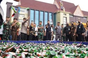 Forkopimda Musnahkan Barang Bukti Miras, Ganja dan Knalpot Bronk