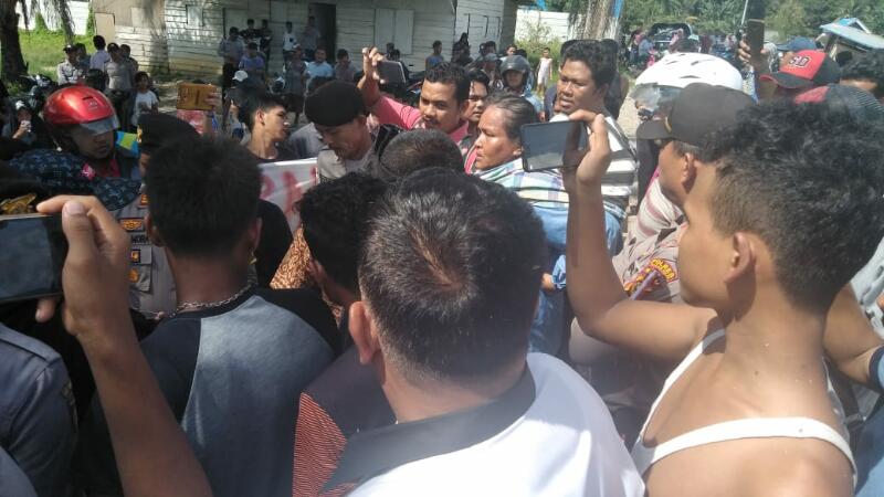 Tak Tahan Menghirup Bau Busuk dari PKS, Ratusan Warga Rohil Demo PT BSS