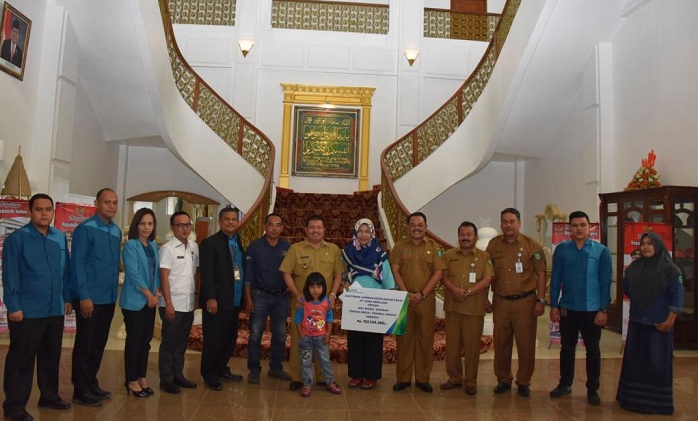 Bupati Amril Serahkan Santunan dari PBJS Ketenagakerjaan Rp152 Juta kepada Istri Syahrul Hidayat