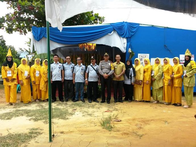 UNIK... Petugas Wanita di TPS 18 Limbungan Baru Pakai Seragam Melayu