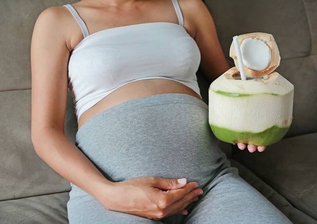 Minum Air Kelapa Saat Hamil Bikin Bayi Lahir Bersih dan Berkulit Putih, Benarkah?