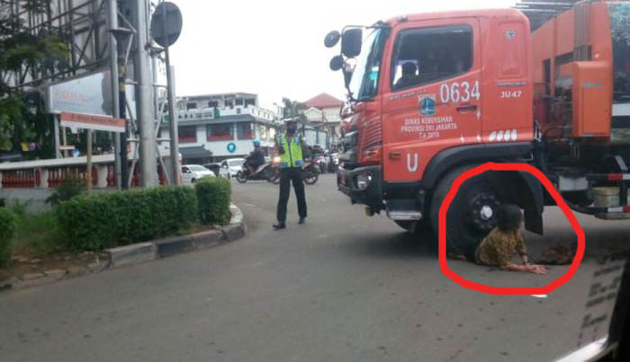 INNALILLAHI...Nenek Terlindas Truk, Kaki Patah tapi Selamat, Ini Penampakannya