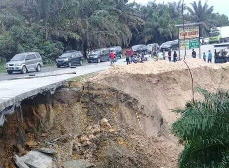 Hati-hati, Longsor di KM 70 Kandis Antre Jalan Sampai 9 Kilometer