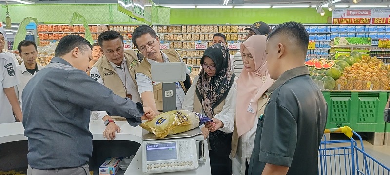 OKKPD Pekanbaru dan Provinsi  Lakukan Sidak Komoditas Beras di Hypermart dan Budiman Swalayan