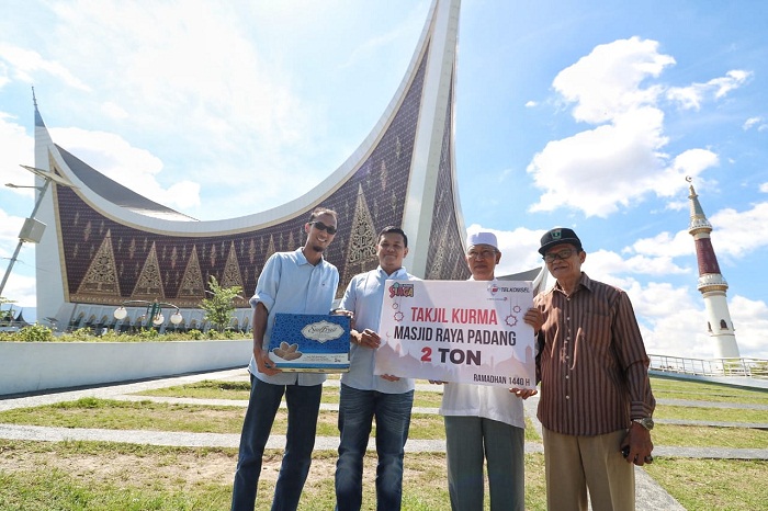 Telkomsel Serahkan Bantuan 24 Ton Kurma untuk 20 Masjid