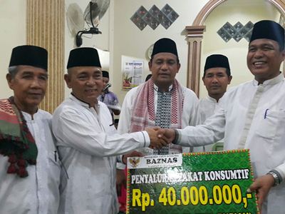 Baznas Pelalawan Salurkan Zakat  Rp60 Juta untuk 150 Fakir Miskin di Serapung
