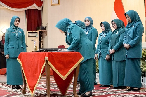 Ketua TP PKK Provinsi Riau Resmi Lantik Hj. Basyariah Sebagai Ketua TP PKK Rokan Hilir 2025-2030