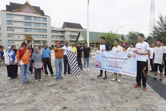 Peringati Harganas, Sekda Lepas Gerak Jalan Santai GenRe Inhil