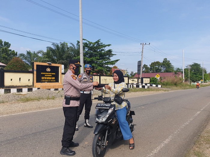 Antisipasi Penularan Covid 19 di Rambah Samo,Rokan Hulu-Riau, Polsek Bagikan Masker