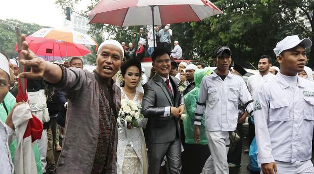 BIKIN ADEM... Massa Aksi 112 Bantu Kawal Pengantin Menikah di Gereja Katedral