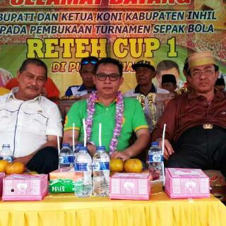 Bupati Bagi-bagi Hadiah Saat Penutupan Turnamen Sepakbola Reteh Cup II