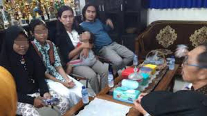 NYELENEH...Siswi SMP Derita Sakit Rahang Akibat Ditampar dan Dipaksa Gurunya Gigit Sepatu dan Kaus Kaki