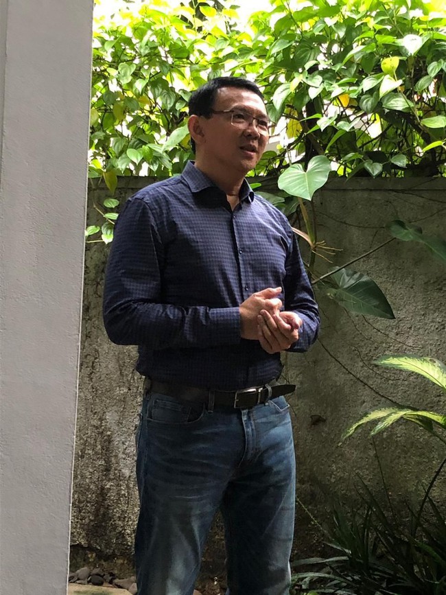BEBAS...Tetap Pakai Kacamata, Begini Foto Pertama Ahok Usai Keluar dari Mako Brimob