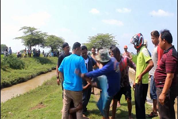 Tertangkap Basah Maling Motor, Pemuda Ini Dihajar Massa, Ditelanjangi dan Nyaris Dibakar, Tolonggg...