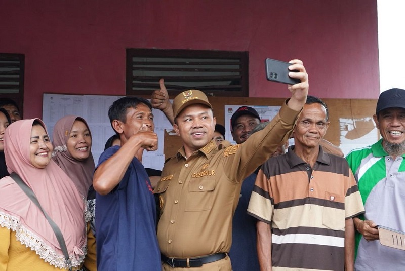 Walau Hujan, Pemilih Tiga TPS PSU di Siak Tetap Antre, Banyak Pula Yang Minta Foto Bareng Gubernur