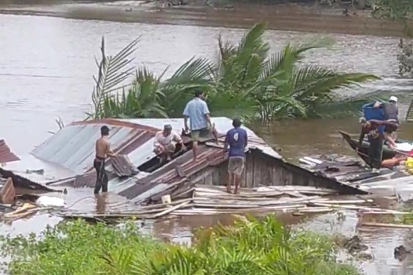 Longsor di Enok Indragiri Hilir, 2 Rumah Warga dan 1 Gudang Amblas Terseret Tanah