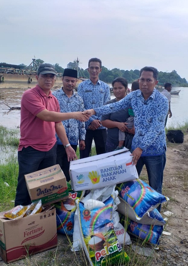 Pemkab Pelalawan Serahkan Paket Sembako ke Warga Desa Tambak