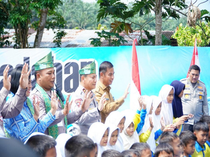 Bupati Kampar Bersama Kapolda Riau Ikuti Gladi Bersih Peresmian Jembatan Merah Putih Presisi di Desa Gobah