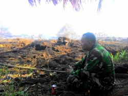 Akibat Kebakaran di Rawa Jadi, Personel TNI Ini Harus Berjibaku Padamkan Api Saat Lebaran