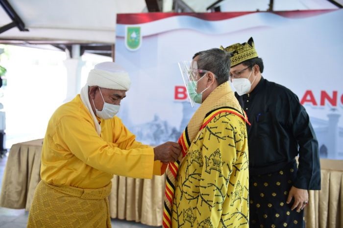 Suku Sakai Bathin Sobanga Berikan Deta Batik Ulam Kesumo Kepada Gubernur Riau