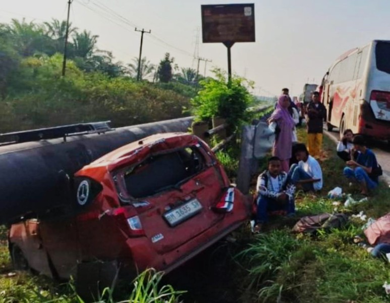 Bus Bintang Utara Hantam Calya Hingga Masuk Bawah Pipa Pertamina di Rohil
