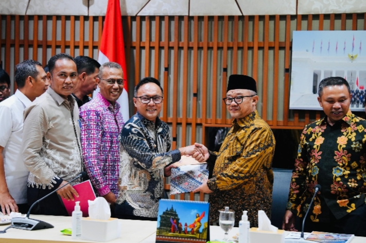 Sekda Bengkalis Serahkan Dokumen Usulan Peningkatan Pendidikan kepada Menteri Pendidikan Dasar dan Menengah RI
