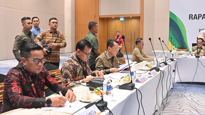 Bupati Rohil Hadiri RUPSLB BRK Syariah di Batam