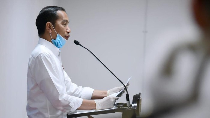 Tegas Tolak Lockdown, Jokowi: Yang Paling Pas di Negara Kita Physical Distancing, Menjaga Jarak Aman