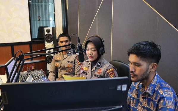 Binmas Polres Kuansing Sampaikan Pesan Kamtibmas Melalui Radio