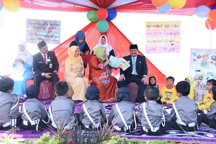 Bupati Amril Canangkan Gerakan Nasional Orang Tua Membacakan Buku