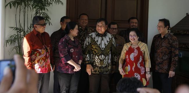 Senyuman Sumringah Megawati Sambut Kedatangan Prabowo di Teuku Umar