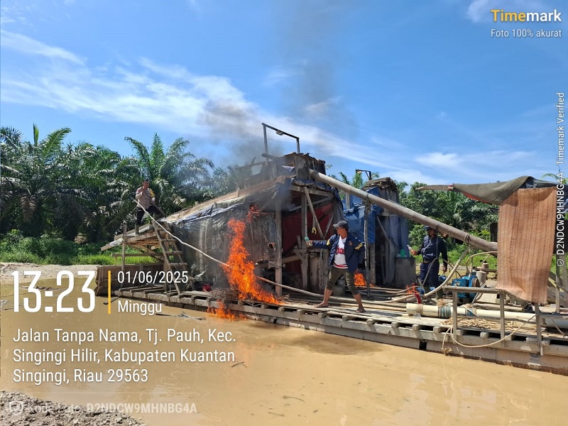Polsek Singingi Hilir Musnahkan 4 Rakit Penambangan Emas Ilegal di Sungai Singingi