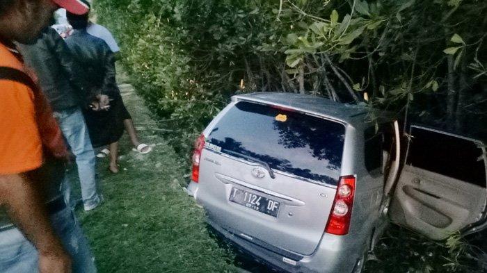 BRAKKK...Usai Tabrak Mahasiswi Hingga Tewas, Mobil Avanza Terjun ke Parit Pantai 
