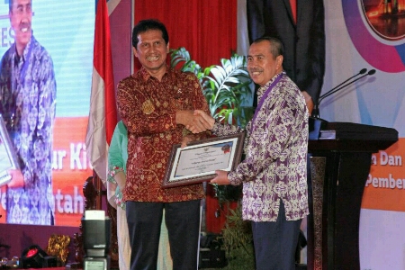 Bupati Syamsuar Begitu Sumringah Terima Penghargaan Lagi dari Kementerian PAN-RB