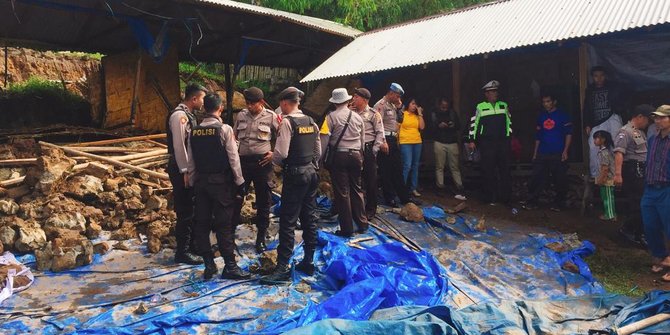 BREAKING NEWS: Tanah di Pemandian Air Panas Daun Paris Sibayak Longsor, 7 Mahasiswa  Meninggal, 9 Luka-luka
