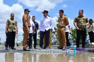 Sudirman Ujung Rusak Parah Akibat Banjir Sungai Siak, Pemprov Inisiatif Tinggikan Permukaan Jalan