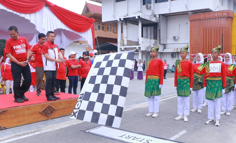 Pj Wako Lepas Ribuan Peserta Gerak Jalan Beregu Siswa se-Kota Pekanbaru