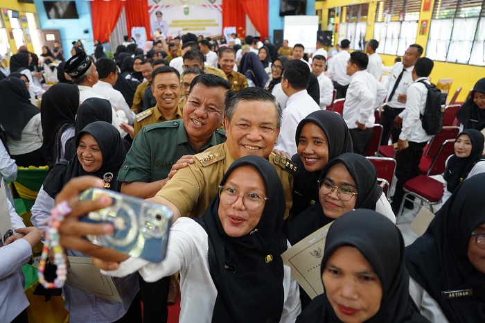 Pj Gubri SF Hariyanto Serahkan 148 SK PPPK Untuk Guru di Kuansing