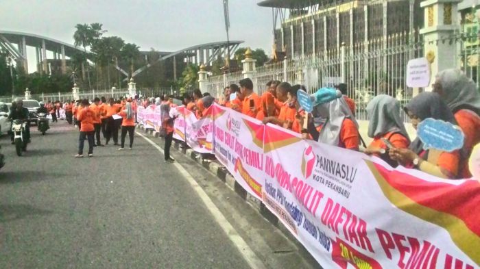 Panwaslu Pekanbaru Gelar Aksi Sosialisasi Pencoklitan di Tugu Zapin