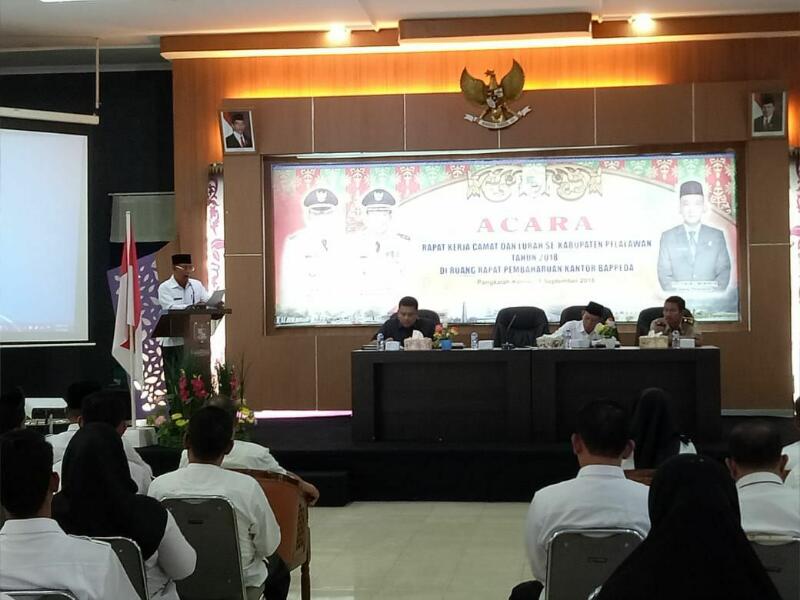 Gelar Rapat Kerja, Bupati HM Harris Minta Camat dan Lurah Tingkatkan Wawasan 