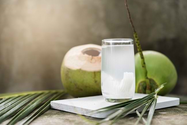 Air Kelapa Muda VS Air Kelapa Tua, Mana yang Lebih Sehat?
