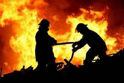 TOLONGGG...Warga Berhamburan, Puluhan Rumah di Tembilahan Hulu Terbakar
