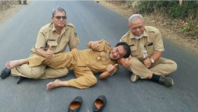 Setelah Umbar Slip Gaji, Pak Bupati Kembali Bikin Gempar Tidur di Tengah Jalan, 'Oh, Itu Foto Murni, Tidak Ada Rekayasa'